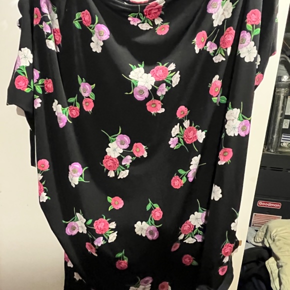 Express medium cold shoulder top - Picture 3 of 8